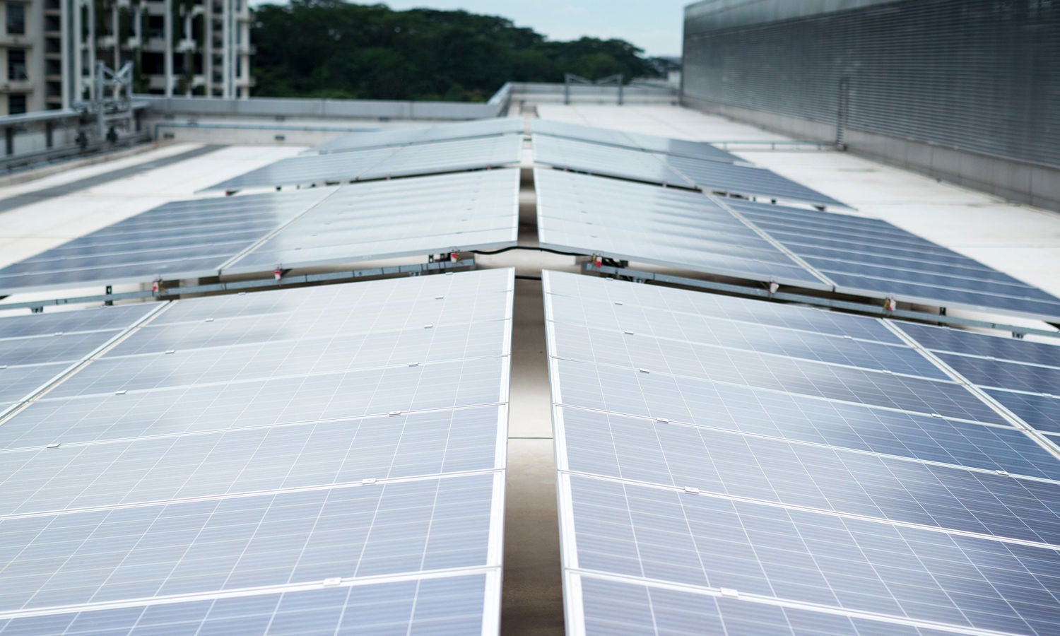 办公大楼上的太阳能电池板