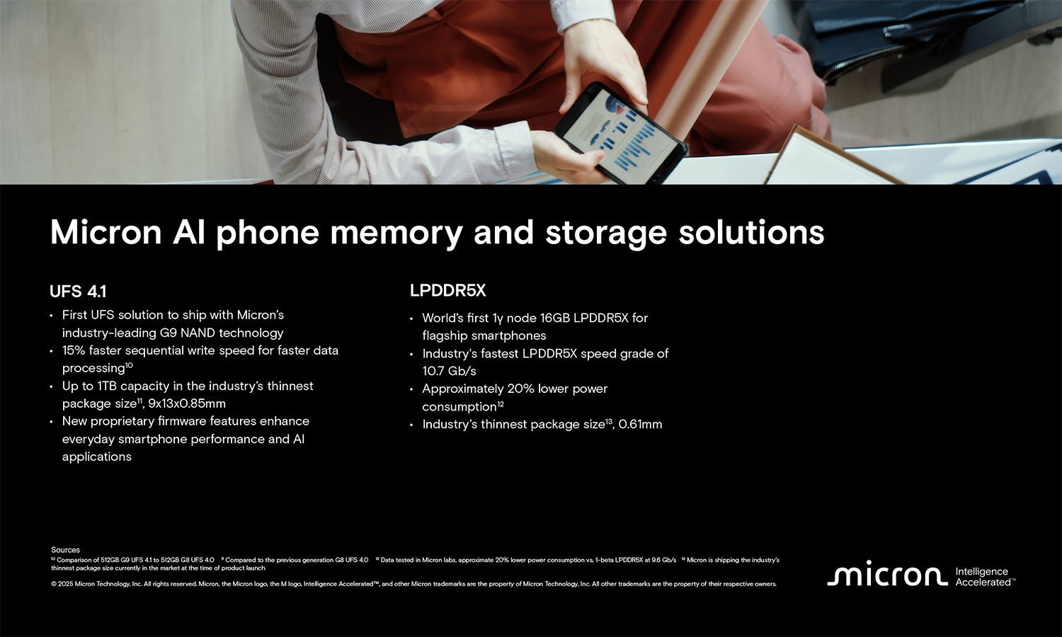 一位女性商业人士在手机上查看图表，手机的边缘一直延伸到画面之外 