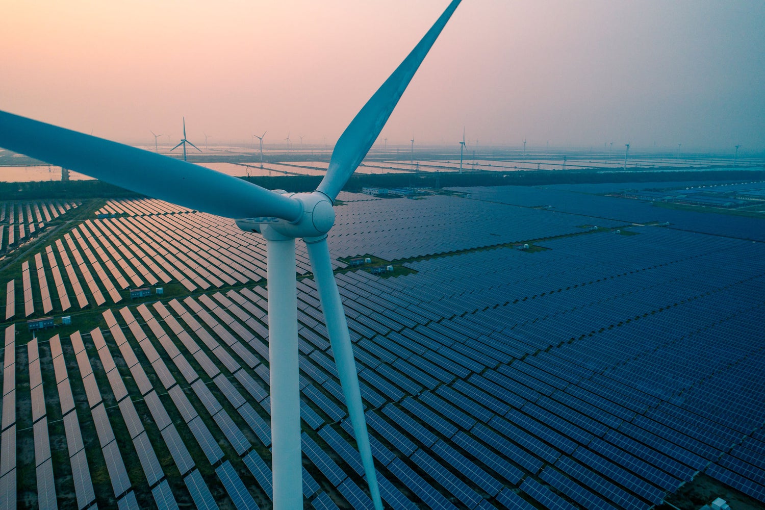 太阳能电池板阵列前的风力发电机