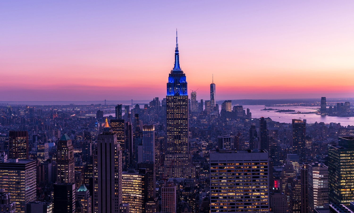 黄昏时的城市天际线