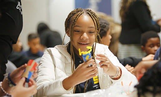 一位参与 STEM 活动的年轻人