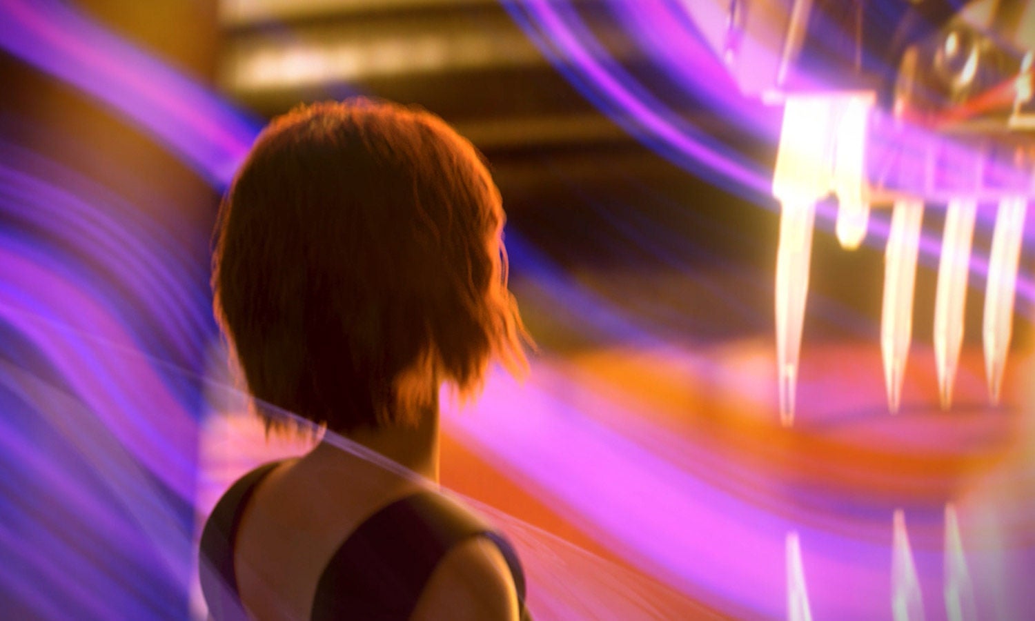视频定格画面：一人望向充满橙色、粉色、紫色与白色霓虹灯光的空间